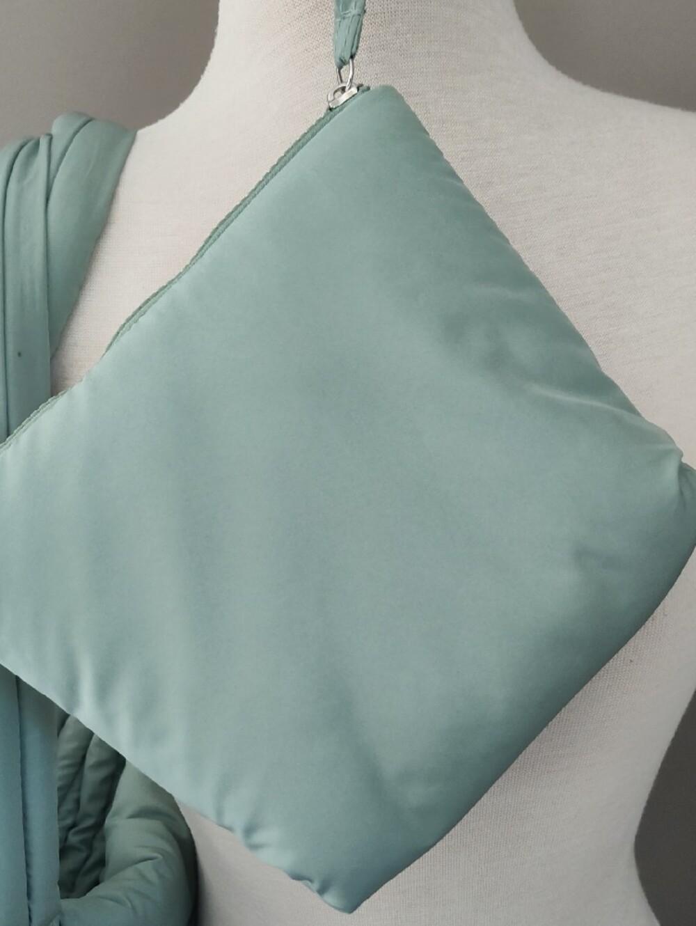 Wilo Puffy Zippered Shoulder Tote Bag in Sage Green With Extra Matching Case - Picture 11 of 16